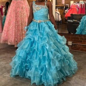 Little rosie. Winning pageant dress 46 inches size 8